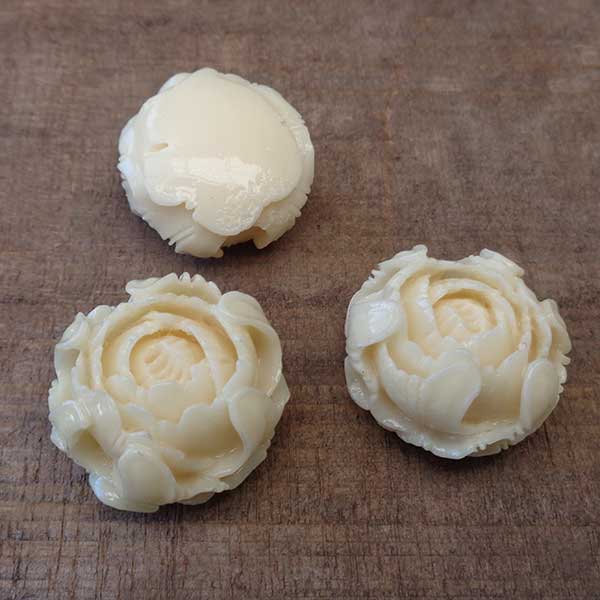 Coral Beads Synthetic Carved Flowers Rose Cabbage 20mm (1) Cream